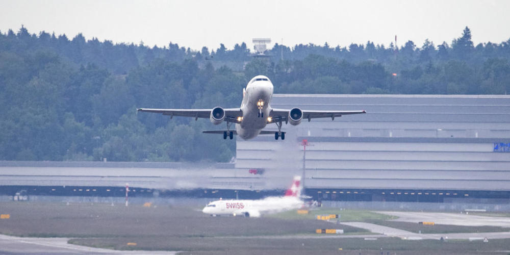 Im November sind im Vergleich zum Vorjahr rund 30 Prozent mehr Flugzeuge am Flughafen Zürich gestartet und gelandet. Dies sind aber immer noch rund 14 Prozent weniger als vor der Coronakrise. (Archivbild)
