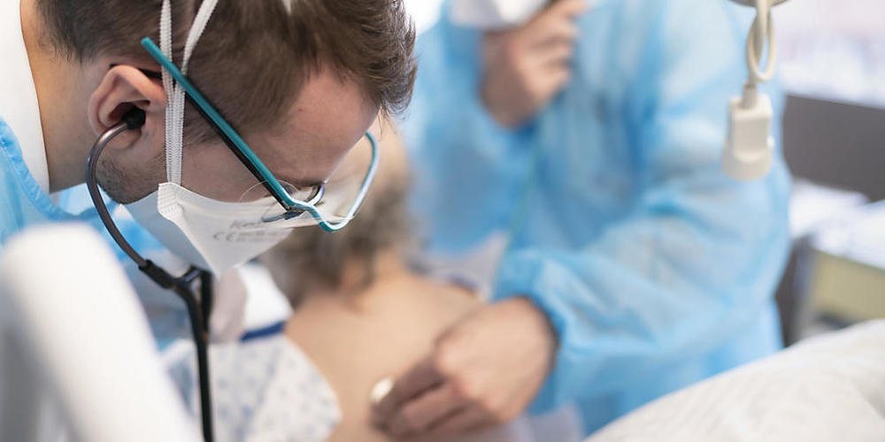 Krankenkassen und Kantone sollen für Leistungen des Gesundheitswesens neu gemeinsam aufkommen, unabhängig davon, wo und von wem diese erbracht werden. (Themenbild)