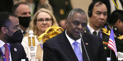 Lloyd Austin (r), Verteidigungsminister der USA, nimmt am Treffen der Verteidigungsminister des Verbands Südostasiatischer Nationen (ASEAN) teil. Foto: Heng Sinith/AP/dpa