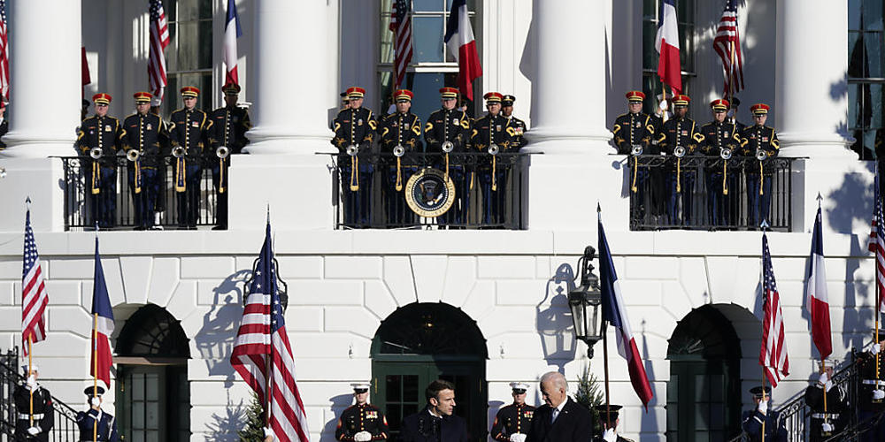 Emmanuel Macron (l), Präsident von Frankreich, spricht neben Joe Biden, Präsident der USA, während der Ankunftszeremonie auf dem South Lawn des Weißen Hauses. Foto: Patrick Semansky/AP/dpa