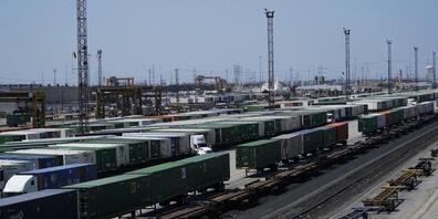 ARCHIV - Güterzugwaggons stehen in einem Bahnhof in Kalifornien. Foto: Ashley Landis/AP/dpa