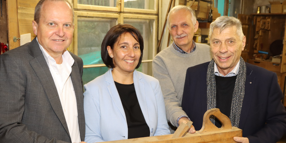 Verbandspräsident Ferdinand Riederer (r.) und Vize-Präsident Patrick Bregenzer (l.) verabschieden Martin Hälg, den langjährigen Geschäftsführer des Schreinerverband Kanton St.Gallen, und begrüssen seine Nachfolgerin Sabina Hollenstein-D’Alessio. 