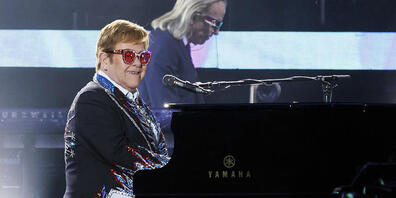 ARCHIV - Sir Elton John tritt bei der letzten Nordamerika-Show seiner «Farewell Yellow Brick Road»-Tour im Dodger Stadium in Los Angeles auf. Foto: Willy Sanjuan/Invision/AP/dpa