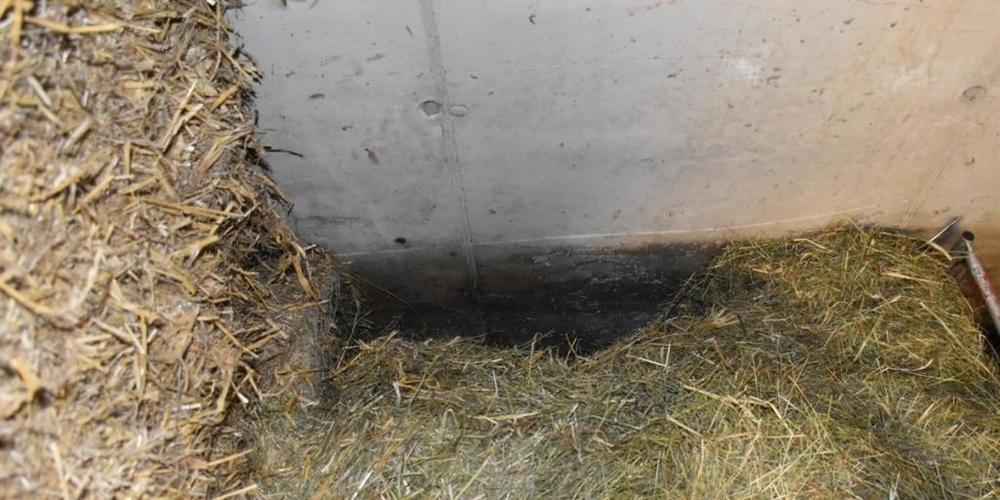 Der 78-Jährige konnte nur noch tot aus einer Spalte zwischen Wand und Heuballen geborgen werden.