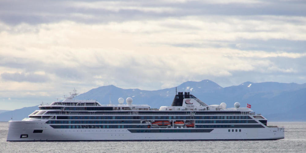 Beim Aufprall einer gewaltigen Welle auf das Kreuzfahrtschiff «Viking Polaris» sind ein Fahrgast getötet und vier weitere verletzt worden. (Archivbild) Foto: Cristian Urrutia/telam/dpa