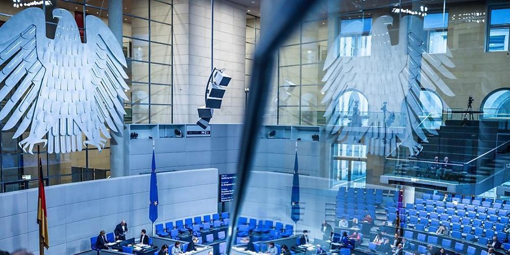 Die Abgeordneten debattieren im Plenarsaal im Deutschen Bundestag. Foto: Michael Kappeler/dpa