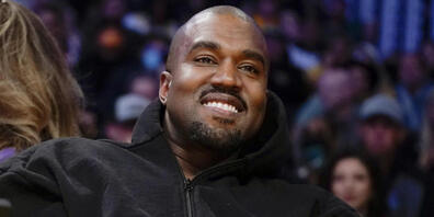 ARCHIV - Der Rapper Ye, früher bekannt als Kanye West, sieht sich ein Basketballspiel zwischen den Washington Wizards und den Los Angeles Lakers an. Foto: Ashley Landis/AP/dpa