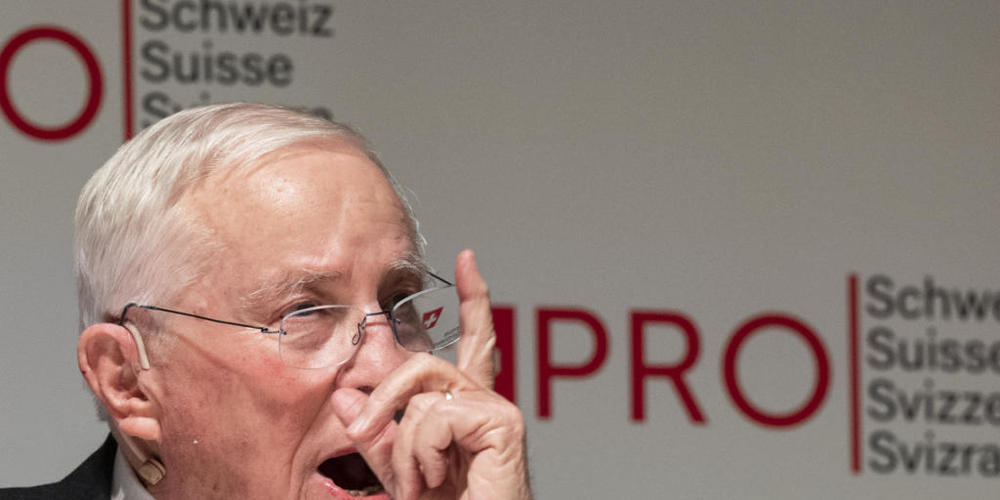 In der EU sieht alt Bundesrat Christoph Blocher immer noch eine Kolonialmacht, der es um die Unterwerfung der Schweiz geht. Am Freitagabend in Zürich warnte er entsprechend auch vor einem Verlust der Neutralität.