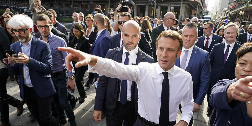 Der französische Präsident Emmanuel Macron (Bildmitte) ist derzeit auf Besuch in den USA. Er hat unter anderem auch den Tesla-Gründer und neuen Twitter-Besitzer Elon Musk getroffen. (Archivbild)