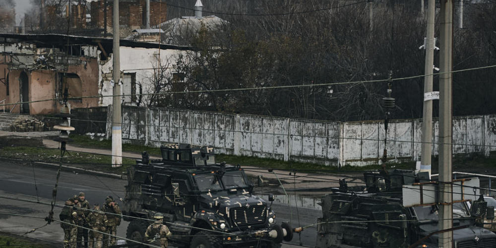 Ukrainische Soldaten an der Frontlinie in der Nähe von Bachmut. Foto: Libkos/AP/dpa