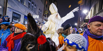 Der heilige Nikolaus, Schutzpatron von Freiburg, ist nach zwei Jahren Unterbrechung wegen der Corona-Pandemie in die Stadt zurückgekehrt.