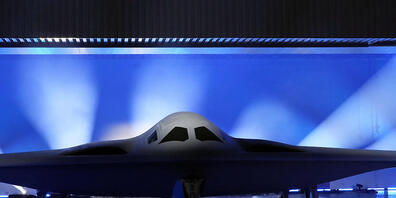 dpatopbilder - Der Tarnkappenbomber B-21 Raider wird bei Northrop Grumman in Palmdale, Kalifornien, enthüllt. Foto: Marcio Jose Sanchez/AP/dpa
