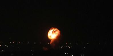 ARCHIV - Ein Feuerball und Rauchschwaden sind am Nachthimmel zu sehen, nach einem israelischen Luftangriff Anfang November auf Khan Yunis im südlichen Gazastreifen. Foto: Ashraf Amra/APA Images via ZUMA Press Wire/dpa