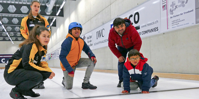  Gespannt wird der Lauf des Steines beobachtet. 