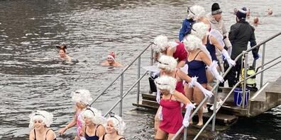 Der Samichlaus trug dieses Jahr in der Limmat keine Badehose, sondern einen ganzteiligen Badeanzug, wie es den Anschein machte. Schliesslich handelte es sich gruppenweise auch eher um Chläusinnen, die das Bad im kalten Nass wagten. Immerhin kamen ...