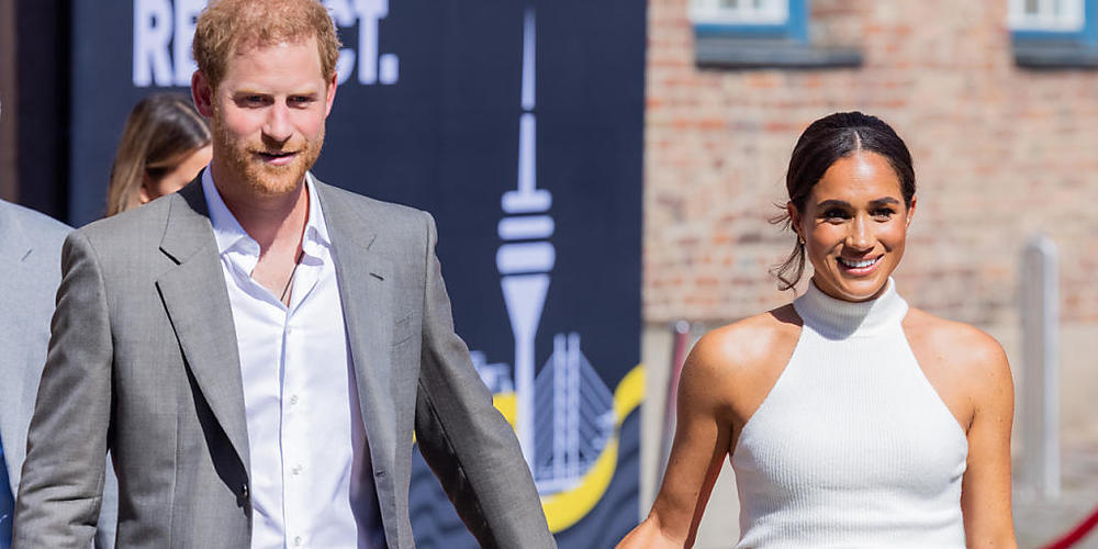 ARCHIV - Harry (l) und seine Frau Meghan (r) haben neue Aufgaben. Foto: Rolf Vennenbernd/dpa