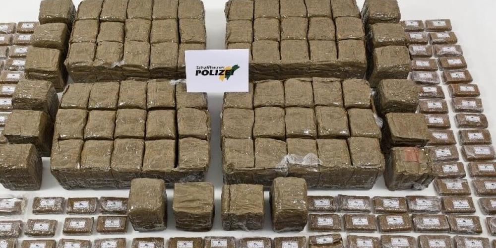 Die Polizei verhaftete am Donnerstagabend in Thayngen SH einen 28-jährigen Weissrussen, der 94 Kilogramm Haschisch in seinem Fahrzeug hatte.