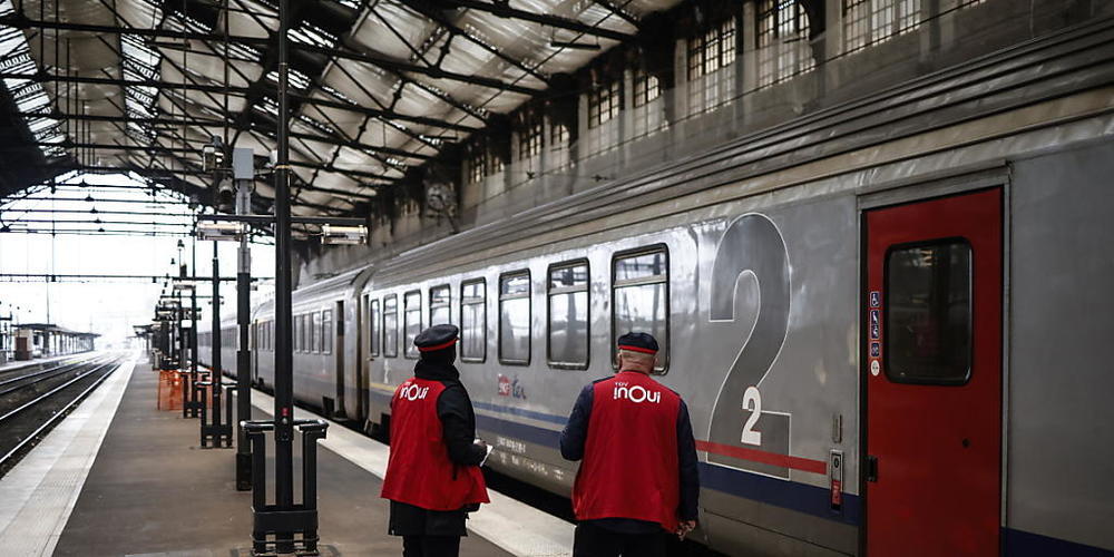 Ein Streik der Kontrolleure hat in Frankreich den dritten Tag in Folge für zahlreiche Zugausfälle und Störungen im Bahnverkehr gesorgt. Die französische Bahngesellschaft SNCF strich am Sonntag - wie schon am Freitag und Samstag - 60 Prozent ihrer ...