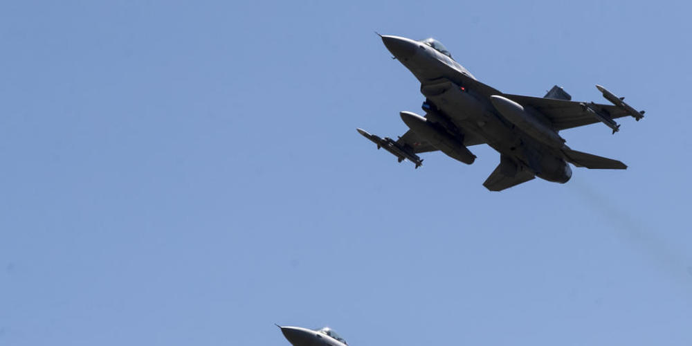 ARCHIV - Das Mehrzweckkampfflugzeug F-16 wird von der US-Firma Lockheed Martin produziert. Die Maschine gilt als Exportschlager im internationalen Waffenhandel. Foto: Mindaugas Kulbis/AP/dpa