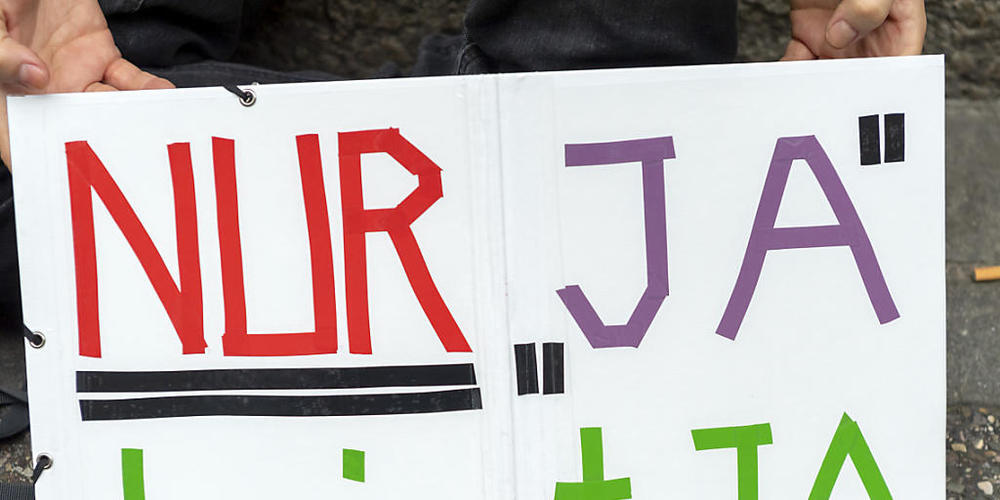 Der Nationalrat debattiert am Montag Verschärfungen im Sexualstrafrecht. Seine Kommission empfiehlt bei der juristischen Beurteilung von Vergewaltigungen die Zustimmungslösung, also "Nur Ja heisst Ja". (Archivbild)