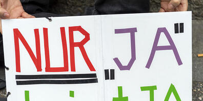 Der Nationalrat debattiert am Montag Verschärfungen im Sexualstrafrecht. Seine Kommission empfiehlt bei der juristischen Beurteilung von Vergewaltigungen die Zustimmungslösung, also "Nur Ja heisst Ja". (Archivbild)