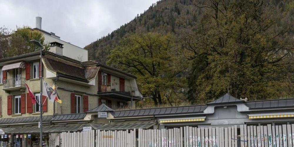 Sicht auf das geschlossene Interlakner Restaurant, dessen Wirt im Herbst 2020 Opfer eines Tötungsdelikts wurde.