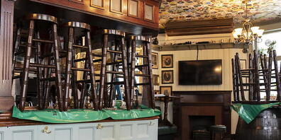 Viele Pubs und Brauereien in Grossbritannien könnten einem Bericht zufolge wegen gestiegener Energiekosten im kommenden Jahr vor dem Aus stehen. (Archivbild)