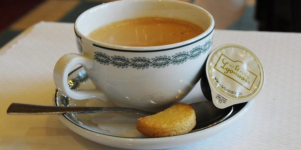 Der Café crème in der Deutschschweiz ist im Schnitt um 9 Rappen teurer geworden.  Im kommenden Jahr könnte der Preis um 10 bis 15 Prozent steigen. (Symbolbild)