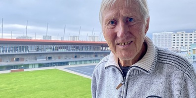 Werner Lüscher auf seinem Balkon mit Blick ins ­Stadion Letzi­grund.