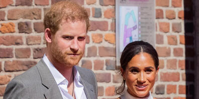 ARCHIV - Der britische Prinz Harry und seine Frau Meghan kommen aus dem Rathaus in Düsseldorf. Foto: Rolf Vennenbernd/dpa