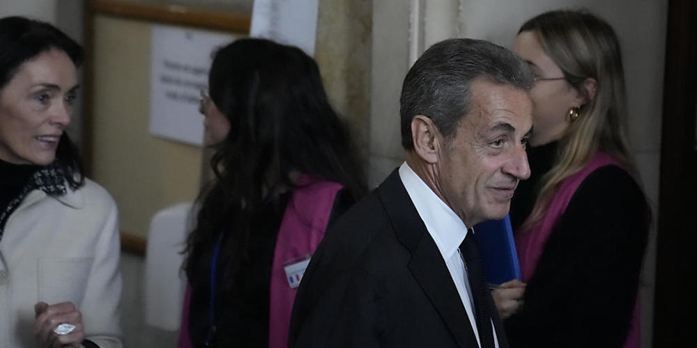 Nicolas Sarkozy (M), ehemaliger Präsident von Frankreich, kommt im Gerichtssaal an, um sich zu verantworten. Sarkozy wurde im März 2021 wegen Bestechung und unerlaubter Einflussnahme zu einer Haftstrafe von drei Jahren verurteilt. Foto: Francois M...