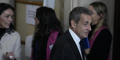 Nicolas Sarkozy (M), ehemaliger Präsident von Frankreich, kommt im Gerichtssaal an, um sich zu verantworten. Sarkozy wurde im März 2021 wegen Bestechung und unerlaubter Einflussnahme zu einer Haftstrafe von drei Jahren verurteilt. Foto: Francois M...