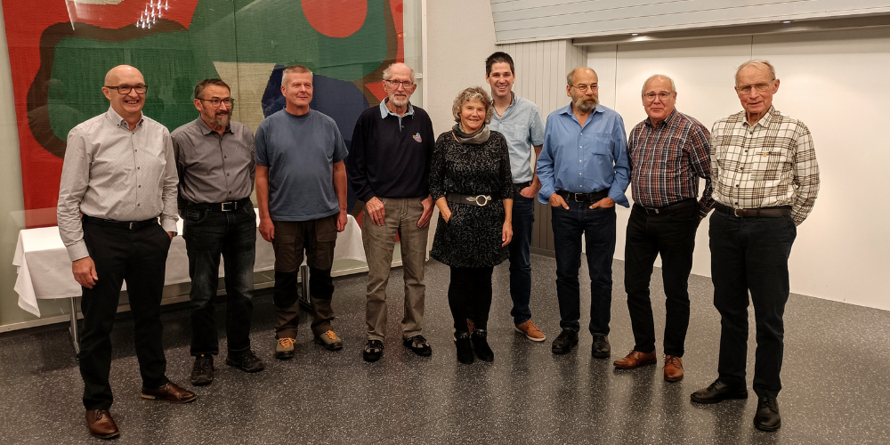 Präsident Hans Koller (links) würdigte, Pankraz Hauser, Walter Düsel-Utiger, Peter Beyer, Elsbeth Schmid, Martin Graber, Konrad Raschle, Arnold Haltiner, Laurenz Kehl für das langjährige Mitmachen beim SAC Rhein.