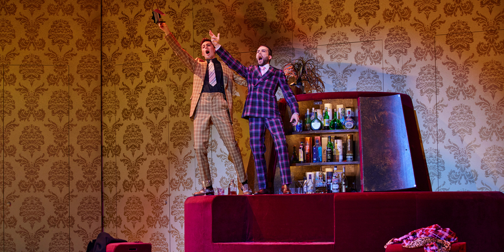 Zwei in ausgelassener Stimmung: «Die Fledermaus»