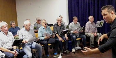 Mit ihrem Dirigenten Mihai Alexa probte der Männerchor Au-Berneck für den «Liederzauber im Advent»