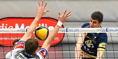 Der Joner Volleyballer Simon Maag (r.) im Angriff.