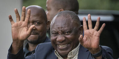 Cyril Ramaphosa (r), Präsident von Südafrika, verlässt eine Sitzung des nationalen Exekutivausschusses des Afrikanischen Nationalkongresses (ANC) in Johannesburg. Gegen Ramaphosa wurden Vorwürfe Geldwäsche erhoben, der auch Parteichef des ANC (Afr...
