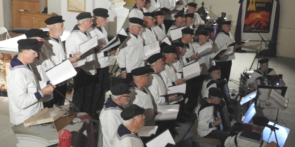 30 Chorstimmen sangen beim Konzert des Seemannschors.