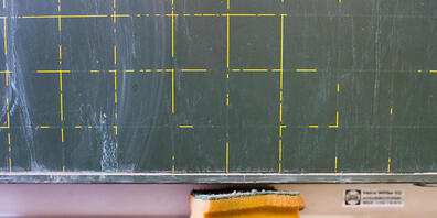 ARCHIV - Symbolbild. Ein Schwamm liegt in der Grundschule am Schloss in der Ablage einer Kreidetafel. Foto: Klaus-Dietmar Gabbert/ZB/dpa