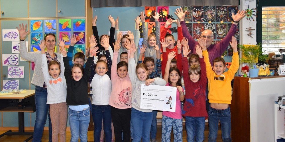 Die glücklichen GewinnerInnen der 2. Klasse von Roberta Di Gennaro erhielten ihren Gewinn von OK-Präsident Felix Tobler.