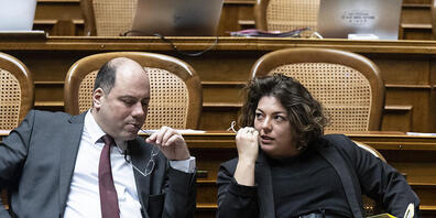 "Nein heisst Nein" oder "Nur Ja heisst Ja"? Die Berner SP-Nationalrätin Tamara Funiciello (rechts) im Gespräch mit dem Zürcher SVP-Nationalratskollegen Mauro Tuena (links). Erstere war am Schluss bei der siegreichen Mehrheit bei den Beratungen zum...