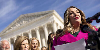 Lorie Smith (r), eine christliche Grafikerin und Website-Designerin aus Colorado, in Begleitung von Kristen Waggoner (2. von links), ihrer Anwältin, spricht vor dem Supreme Court, dem Obersten Gerichtshof der USA. Smith möchte auf ihrer Homepage f...