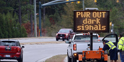 Ein automatisches Display warnt Autofahrer vor dem Stromausfall in Southern Pines im US-Bundesstaat North Carolina. Foto: Karl B Deblaker/AP/dpa