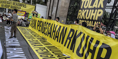 Eine Gruppe von Aktivisten mehrerer Nichtregierungsorganisationen hält eine Demonstration vor dem Abgeordnetenhaus in Jakarta ab. Der Protest bezieht sich auf ein Gesetz, das Sex außerhalb der Ehe verbietet. Foto: Donal Husni/ZUMA Press Wire/dpa
