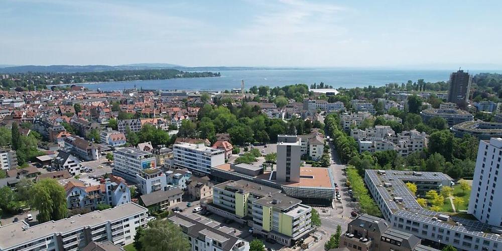 Die Stadt Kreuzlingen benennt einen Platz nach dem Fluchthelfer Ernst Bärtschi, der während des Zweiten Weltkriegs zahlreichen Verfolgten aus Deutschland zur Flucht verhalf.