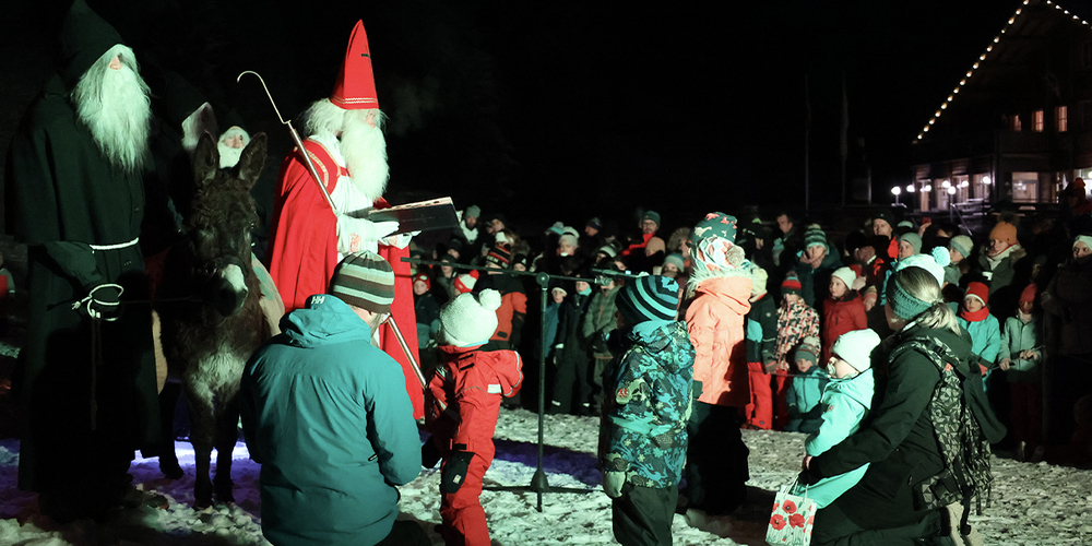 Leuchtender Baum, leuchtende Augen: Der Samichlaus hat Glanz im Gepäck.