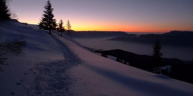 Verschneite Landschaften laden zu Spaziergängen und Wanderungen ein. Durch Eis und Schnee erhöht sich aber auch die Unfallgefahr.