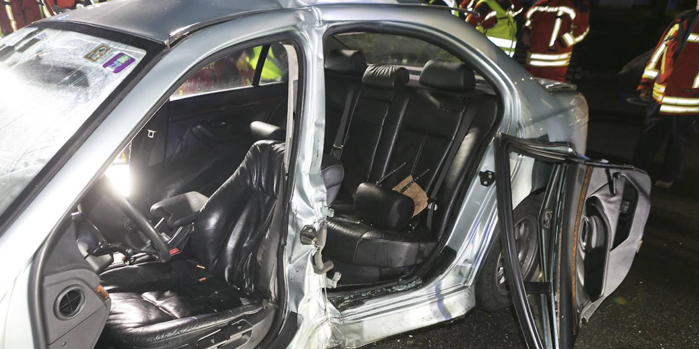 Die Fahrerin musste mit der Bergeschere aus dem Unfallauto befreit werden