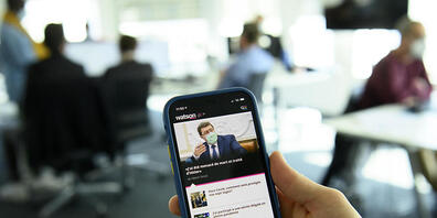 Das Handy zeigt die App des Internetportals Watson in der Redaktion der Westschweizer Ausgabe in Lausanne. (Archivbild)