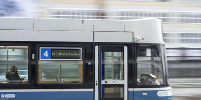 Bei den VBZ fehlt das Personal. Sie müssen deshalb von Januar bis Frühling Verbindungen streichen oder den Takt anpassen. (Archivbild)